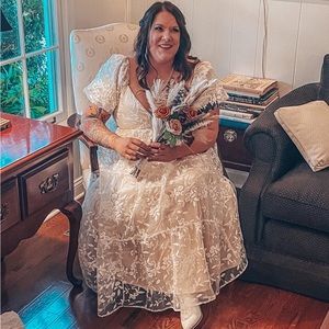 Arula lace dress. Plus size!